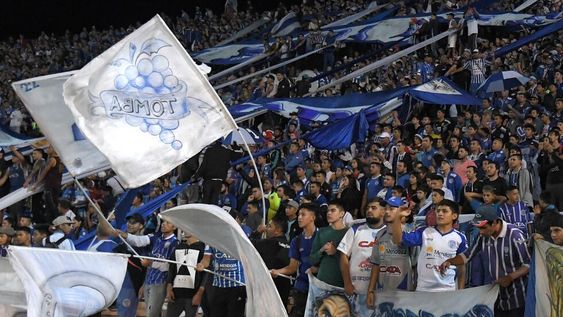 Se autorizó la presencia de hasta 250 personas en todos los partidos que impliquen equipos de dos o más deportistas. Foto: Orlando Pelichotti / Los Andes