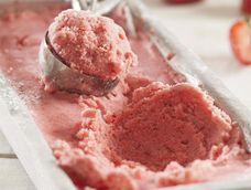 como se hace el helado de frutilla casero: la receta en la licuadora con 2 ingredientes y en minutos