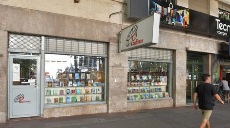 En 1978 la librería Paulinas se instaló en avenida San Martín y Rivadavia, en pleno Centro. Hoy sólo dos monjas atienden al público, pero serán trasladadas. | Foto: Daniel Caballero / Los Andes