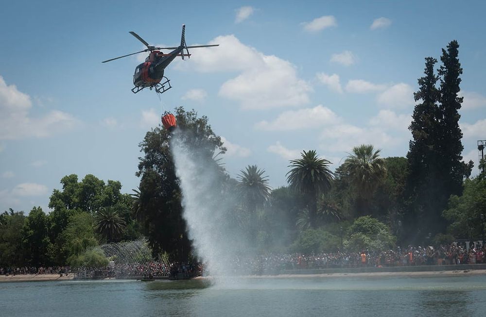 Una postal de la exhibición Aérea y acuática 2021 en el Lago del Parque General San Martín.  Foto: Ignacio Blanco / Los Andes