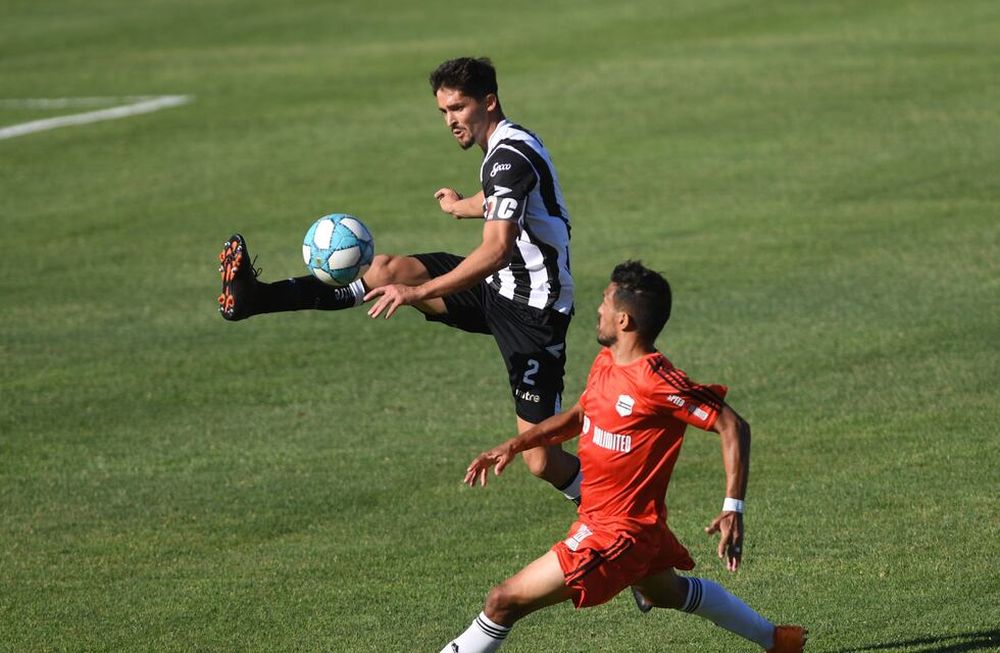 Telam, Buenos Aires, 14 de diciembre de 2020: Escena del encuentro entre Deportivo Riestra y Gimnasia y Esgrima de Mendoza por la tercera fecha de la Primera Nacional.Foto: Maximiliano Luna/cf/Telam