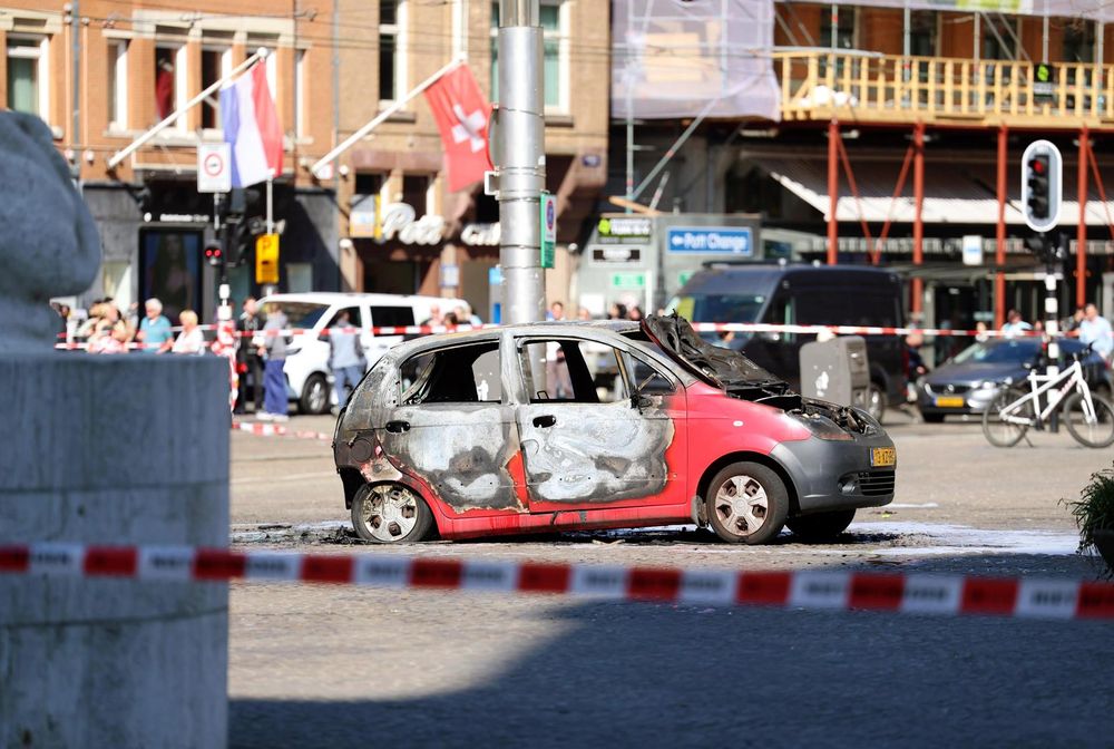 Un auto se incendió en la Plaza Dam, cerca del Monumento Nacional de Ámsterdam.