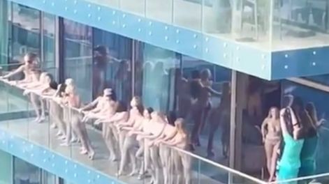 Los Andes | Varias personas fueron detenidas luego de que se viralizaran imágenes de mujeres desnudas en un balcón.