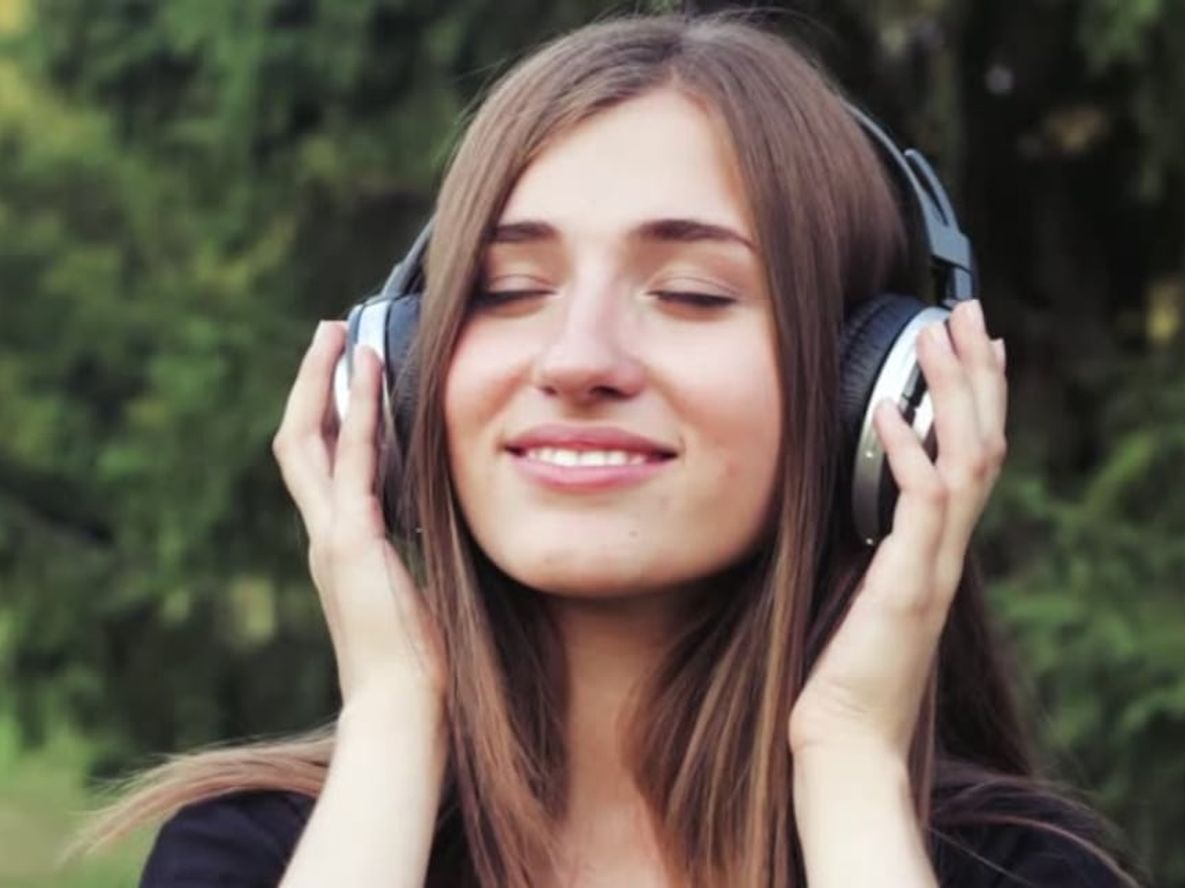 La canción aplaca, calma los ánimos, nos predispone de una manera distinta, más amable, más acogedora.
