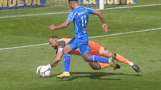 Finalizado el primer tiempo, Marcos Díaz fue a buscar a un fotografo mendocino que lo habría insultado. / Ignacio Blanco (Los Andes).