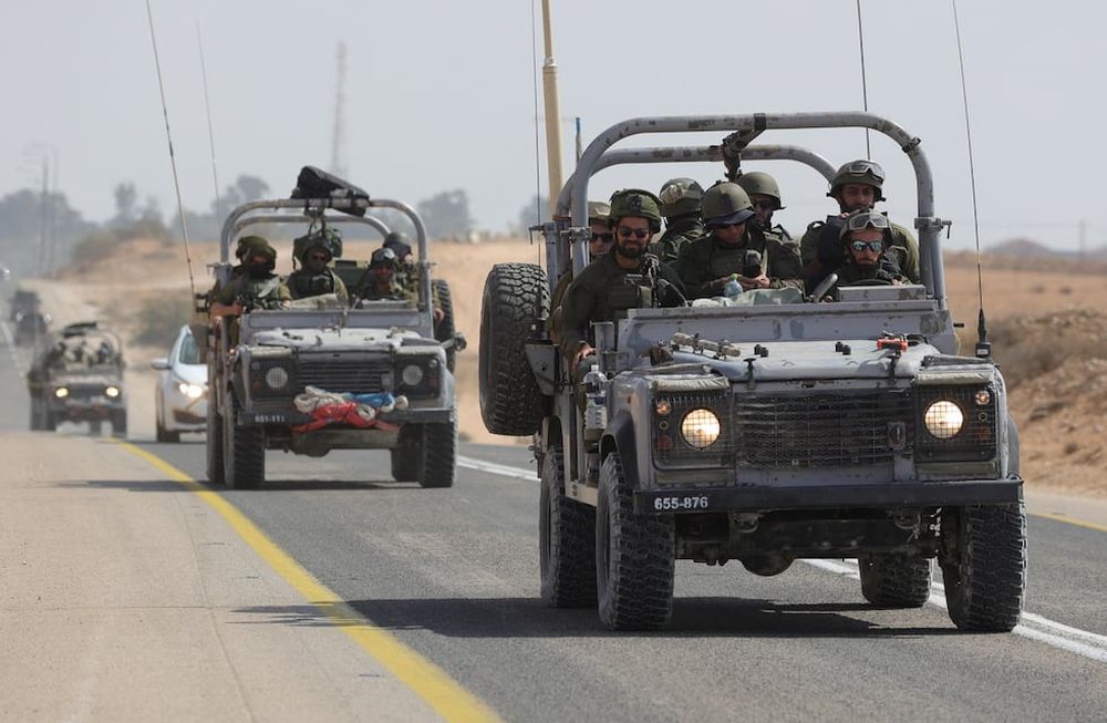 Ofakim (Israel), 11/10/2023.- Israeli soldiers drive along the border with Gaza near the southern city of Ofakim ,11 October 2023. More than 1,200 Israelis have been killed and over 2,800 others injured, according to the Israel Defense Forces (IDF), since the Islamist movement Hamas launched attacks on Israel from the Gaza Strip on 07 October. More than 3,000 people, including 1,500 militants from Hamas, have been killed and thousands injured in both Gaza and Israel since the conflict erupted, according to Israeli military sources and Palestinian officials. EFE/EPA/ABIR SULTAN