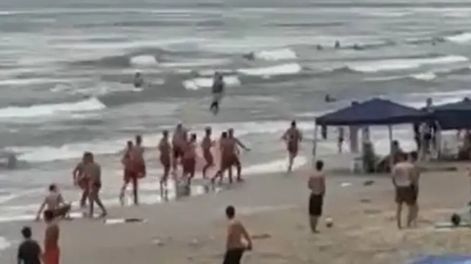 Un salvavidas argentino fue agredido en las playas de Itapema por un médico brasilero. Gentileza