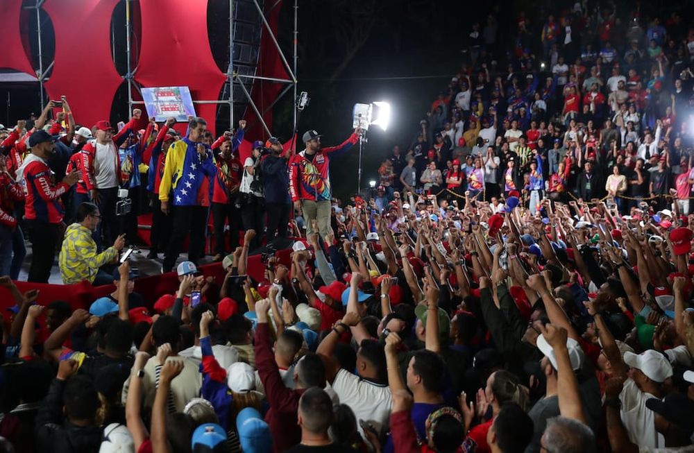 El presidente de Venezuela, Nicolás Maduro, pronuncia un discurso tras conocer los resultados de las elecciones presidenciales este domingo, en Caracas (Venezuela).