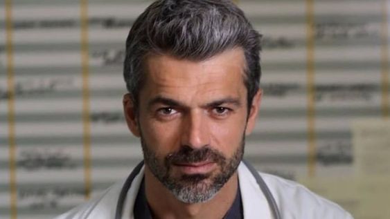 La serie sigue la historia de Andrea Fanti, un doctor que tras ser atacado por un paciente sufre un accidente y pierde la memoria de los últimos 12 años.