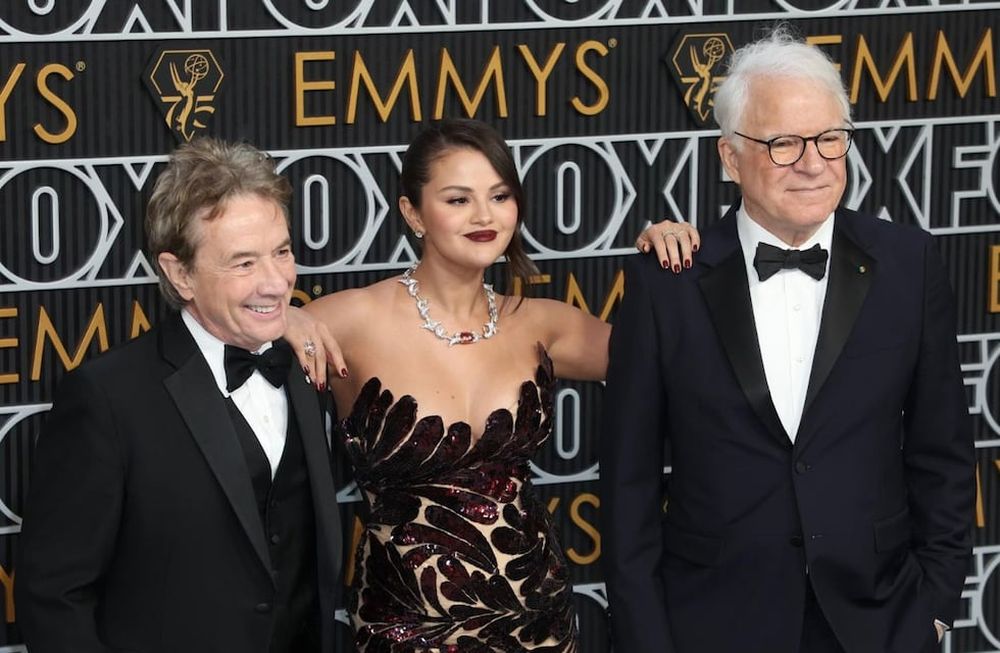 Los Angeles (United States), 16/01/2024.- (L-R) Martin Short, Selena Gomez and Steve Martin arrive for the 75th annual Primetime Emmy Awards ceremony held at the Peacock Theater in Los Angeles, California, USA, 15 January 2024. The Primetime Emmys celebrate excellence in national primetime television programming. EFE/EPA/DAVID SWANSON