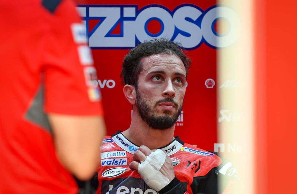 El italiano fue operado con éxito de su fractura en la clavícula izquierda y espera poder llegar en condiciones al arranque del Moto GP en Jerez de la Frontera, el 19 de julio.