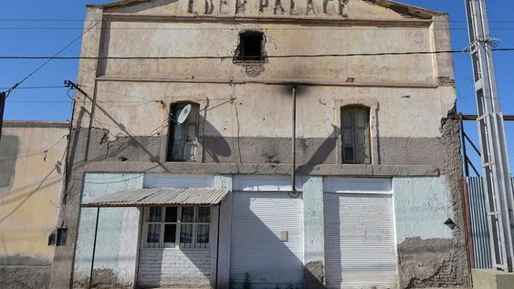 El cine Eden Palace tenía una capacidad de 400 butacas y un cine de verano o cine jardín. Actualmente, en el lugar funciona un taller mecánico. Foto: Orlando Pelichotti / Los Andes
