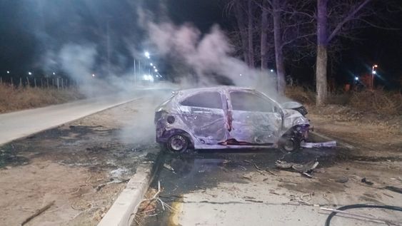 Asì quedó el auto tras impactar contra un árbol e incendiarse.&nbsp; Gentileza Ministerio de Seguridad y Justicia.&nbsp;