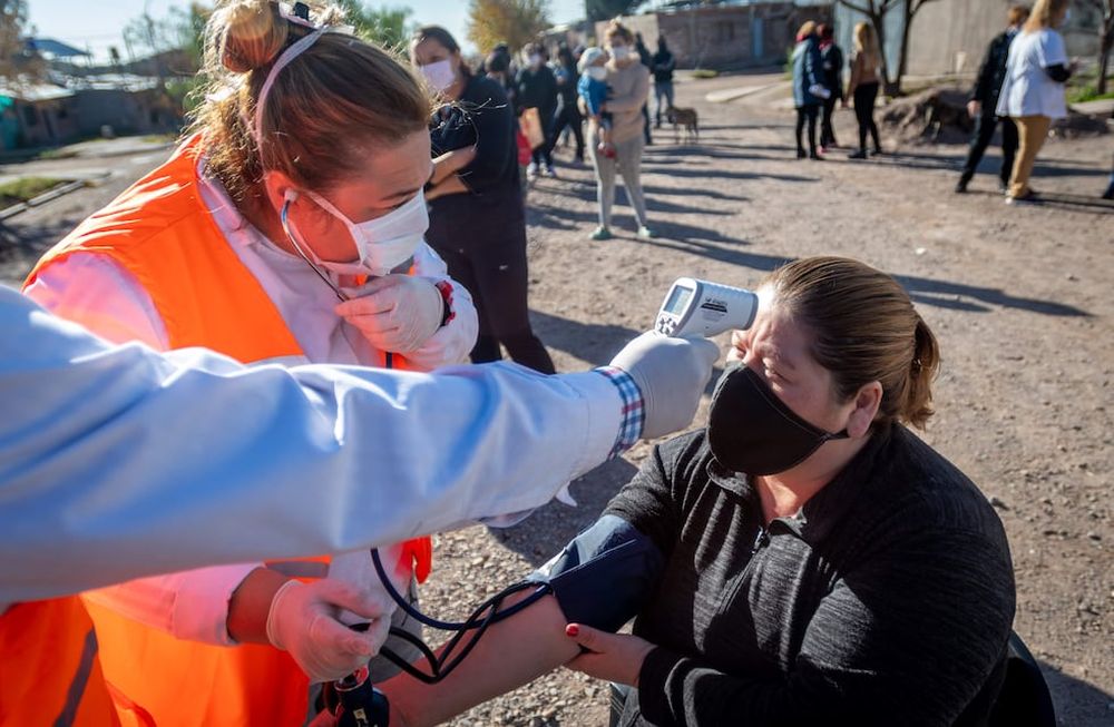 Una de las flexibilizaciones es el retiro de la obligatoriedad de tomar la temperatura en recintos públicos.  Foto: Ignacio Blanco / Los Andes