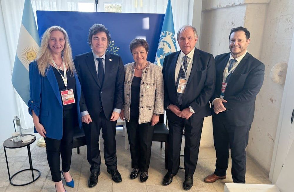 El presidente Javier Milei junto a Karina Milei y el Embajador argentino en los Estados Unidos, Gerardo Werthein, se reunieron con la Directora del Fondo Monetario Internacional, Kristalina Georgieva, en el marco del G7. Foto NA