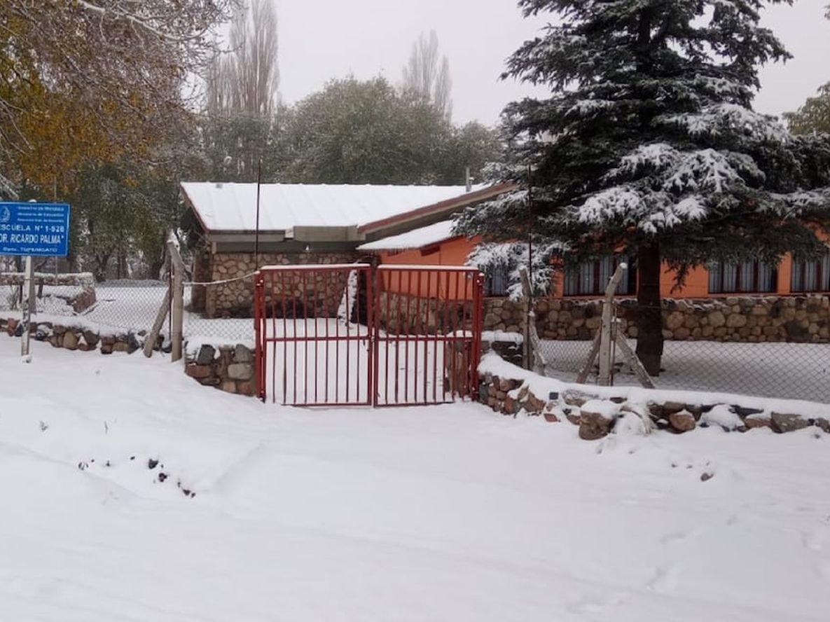 Nieve en la escuela N° 1-528 Ricardo Palma, en Tupungato  (Prensa Gobierno de Mendoza)