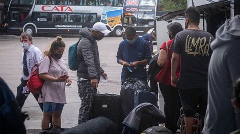 Los Andes | En los viajes de larga distancia en colectivos es fundamental la ventilación y el uso de barbijos dentro de la unidad. Foto: Ignacio Blanco / Los Andes