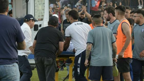 Franco Alaniz, integrante del cuerpo médico de Independiente Rivadavia, se descompensó en pleno festejo / Orlando Pelichotti.