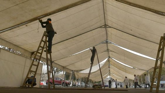 Ayer instalaron una carpa estructural en la playa del hospital El Carmen, para ampliar la atención a pacientes de consultorios y una amplia sala de espera. Foto Orlando Pelichotti / Los Andes