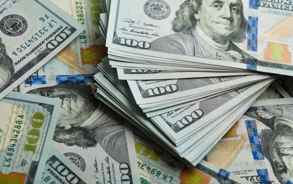 El dólar oficial registró una suba de $15 y cerró la semana por arriba de los $1420