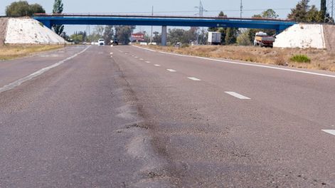 Los Andes | Estado Ruta Nacional 7 Acceso EsteAhuellamiento y deformación de la carpeta asfáltica a la altura donde volcó el micro con hinchas de Boca.Foto: Ignacio Blanco / Los Andes