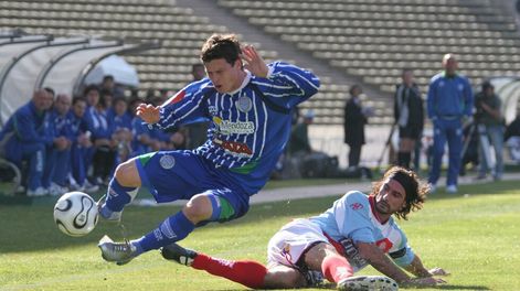 Los Andes | Mauro Poy vuela por el aire ante una falta de Gabriel Loeschbor. Luego el partido se pararía por incidentes a los 17 del primer tiempo. Foto: Claudio Gutierrez / Los Andes