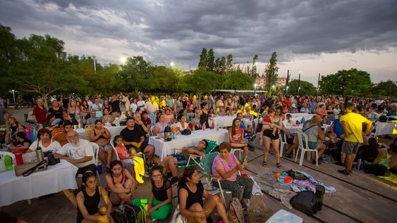 Este 12 y 13 de febrero desde las 20.30, vecinos, mendocinos y turistas podrán celebrar esta fecha en la plaza del Reloj del Parque Central.