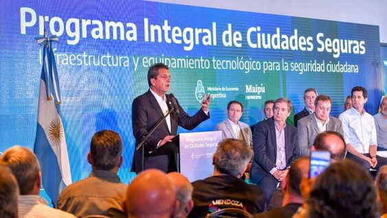 Sergio Massa y los dirigentes del PJ mendocino en la última visita del excandidato de Unión por la Patria.