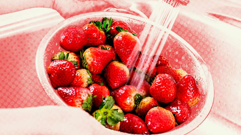 Cómo lavar las frutillas para eliminar la suciedad y los pesticidas, según expertos