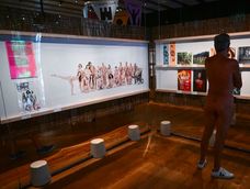 La exposición Paraísos naturistas en la ciudad francesa de Marsella recibe personas completamente desnudas al menos una vez al mes - Gentileza