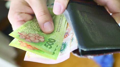 Los Andes | Por las dificultades para importar insumos y para comprar los que se producen localmente, algunas empresas adelantaron el pago del aguinaldo en noviembre (Imagen ilustrativa / Web)