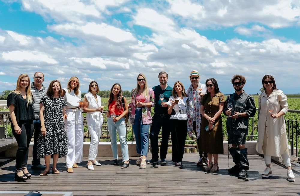 Mariana Encina, Marcelo López, Irene Ouet, Giuliana Panella, Nina Caram, Flor Dibatista, Muriel del Barco, Edward Holloway, Alicia Sisteró, Federico Croce, Rosario Díaz Araujo, Luca Salvo y Paula Crombas.