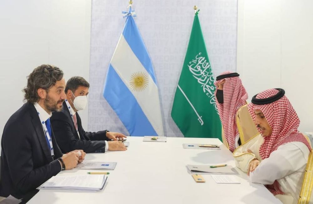 El canciller Santiago Cafiero junto al ministro de Asuntos Exteriores de Arabia Saudita, Príncipe Faisal Bin Farhan Al Saud, en la Cumbre de Jefes de Estado del G20, en Roma.