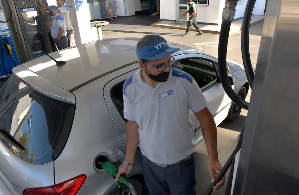 Por segunda vez en lo que va de 2022, la compañía YPF aplicó este lunes aumentos de entre 9,5% y 11,5% en el precio de sus combustibles en las estaciones de Mendoza. El litro de nafta súper quedó en $111,30. Foto: Orlando Pelichotti/ Los Andes