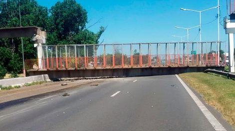 Un puente peatonal de Rosario se derrumbó tras el impacto de un camión.&nbsp;