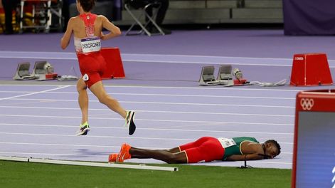 Los Andes | El atleta etíope Lamecha Girma (d) en la final masculina de 3000m obstáculos parte de los Juegos Olímpicos de París 2024 este miércoles, en la capital gala.