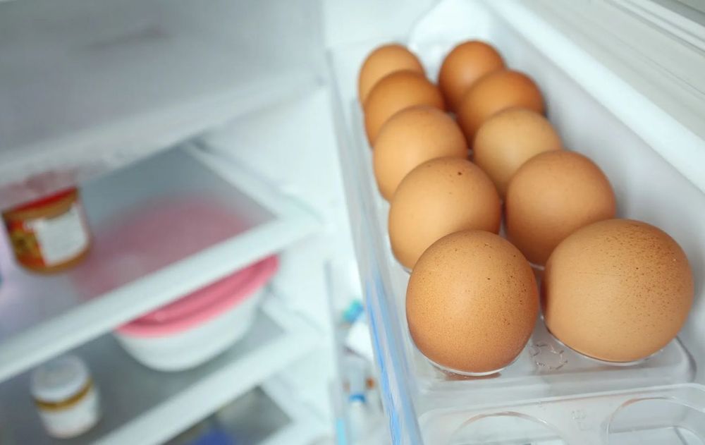 Existe una contaminación cruzada de alimentos si se mantienen los huevos durante un tiempo prolongado en la heladera.