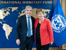 Luis Caputo junto a Kristalina Georgieva. Luis Caputo junto a Kristalina Georgieva.