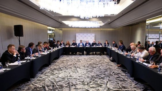 Cumbre de Juntos por el Cambio con economistas en el barrio porteño de Retiro