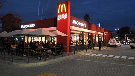 Los Andes | En el sector sur de la terminal de ómnibus de Mendoza, se inauguró el local de comidas rápidas McDonald´s y AutoMacFoto: José Gutierrez / Los Andes