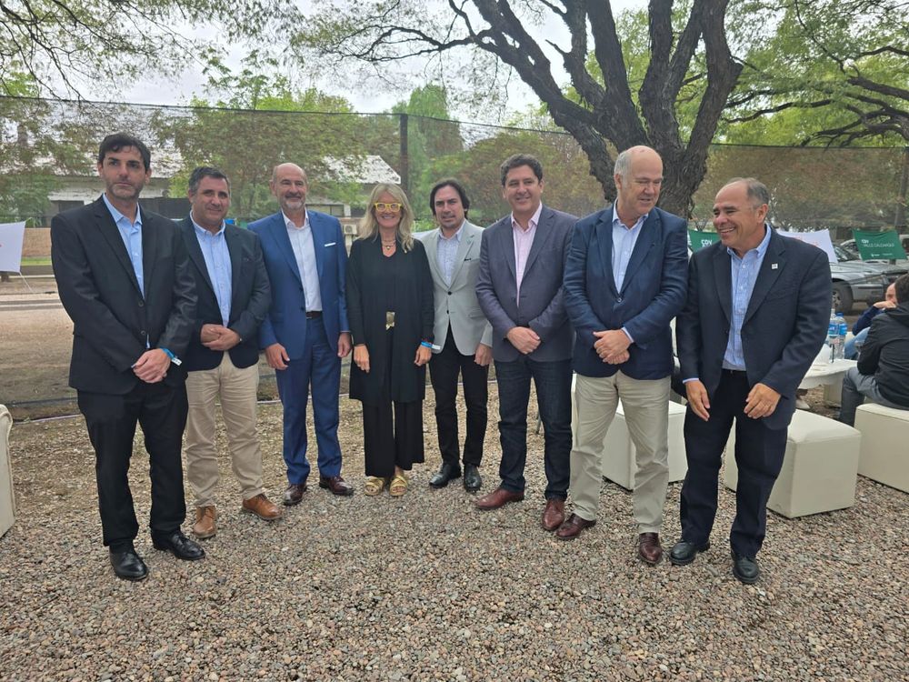 Junto a otras autoridades, el ministro de Producción, Rodolfo Vargas Arizu participó en el almuerzo de los Productores que se realizó en la sede del INTA, en Luján de Cuyo.&nbsp;