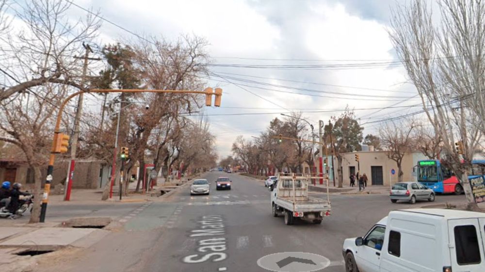 La gomería está ubicada en la intersección de Avellaneda y Av. San Martín. 