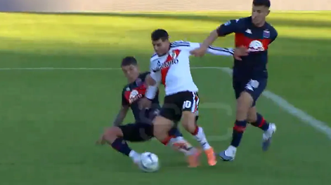 La infracción de Nahuel Banegas sobre Ángel Correa dentro del área que Andrés Gariano no sancionó como penal.