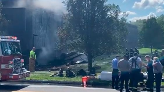La aeronave presentó inconvenientes en el inicio del vuelo e impactó contra un edificio de servicios médicos en la ciudad de Farmington.