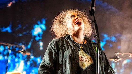 Robert Smith en un concierto al frente de The Cure. La banda acaba de publicar su nuevo tema, Alone.