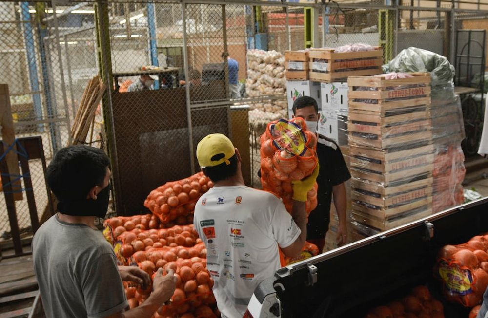 Mendoza trabaja en ambicioso plan para agrupar a productores.Mendoza, 18 de Abril de 2020 SociedadMucha gente y poco distanciamiento social en la Feria de GuaymallenFoto: Nicolás Rios / Los Andes