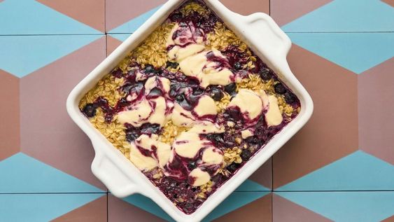 tarta de queso con arandanos y avena horneada: un desayuno que parece un postre