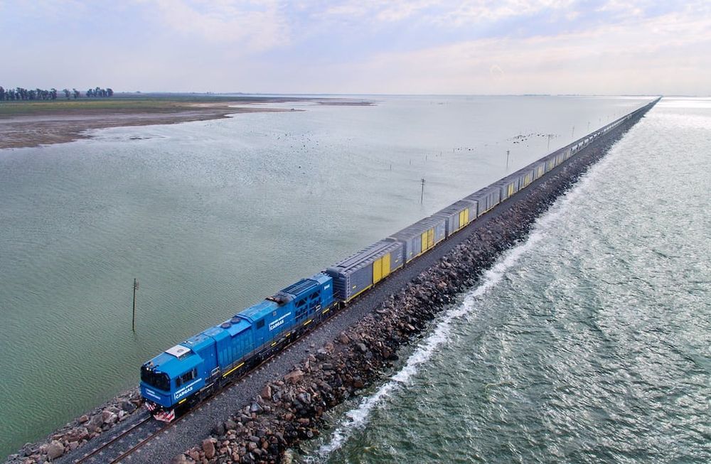 Quedaron rehabilitadas las vías del tren que cruzan la laguna de La Picasa y volvió a circular un tren de pasajeros luego de ocho años. Foto: Prensa Trenes Argentinos Cargas.