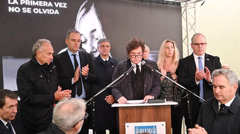 Fotografía cedida por la Presidencia de Argentina, que muestra a su mandatario Javier Milei (c) hablando este martes durante el acto de conmemoración del atentado perpetrado en 1992 contra la embajada de Israel en Buenos Aires (Argentina). Un total de 29 personas murieron y centenares quedaron heridas en el ataque perpetrado el 17 de marzo de 1992 contra la embajada, el primero de los dos atentados cometidos en Argentina contra intereses judíos o israelíes y que, al igual que el perpetrado contra la mutualista judía AMIA en 1994, es atribuido por la Justicia local a Irán y a la organización chií libanesa Hizbulá y sigue impune.