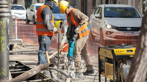 Atención: iniciaron las tareas de renovación de cloacas y redes de agua en Vicente Zapata y San Juan